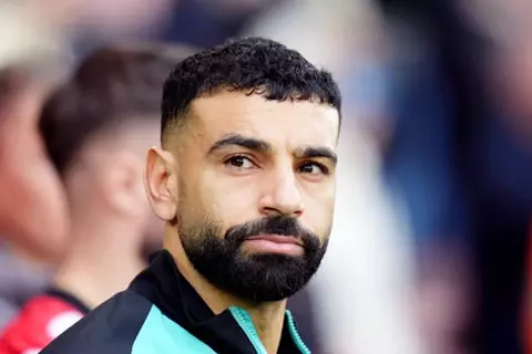 ذا أثلتيك: مفاوضات ليفربول مع رامي عباس إيجابية.. ويريدون بقاء صلاح و"لكن"